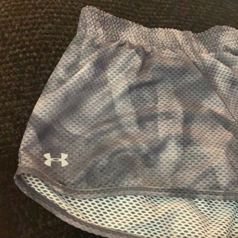 Under Armour Grey Patterned Lined Running Shorts - image 2